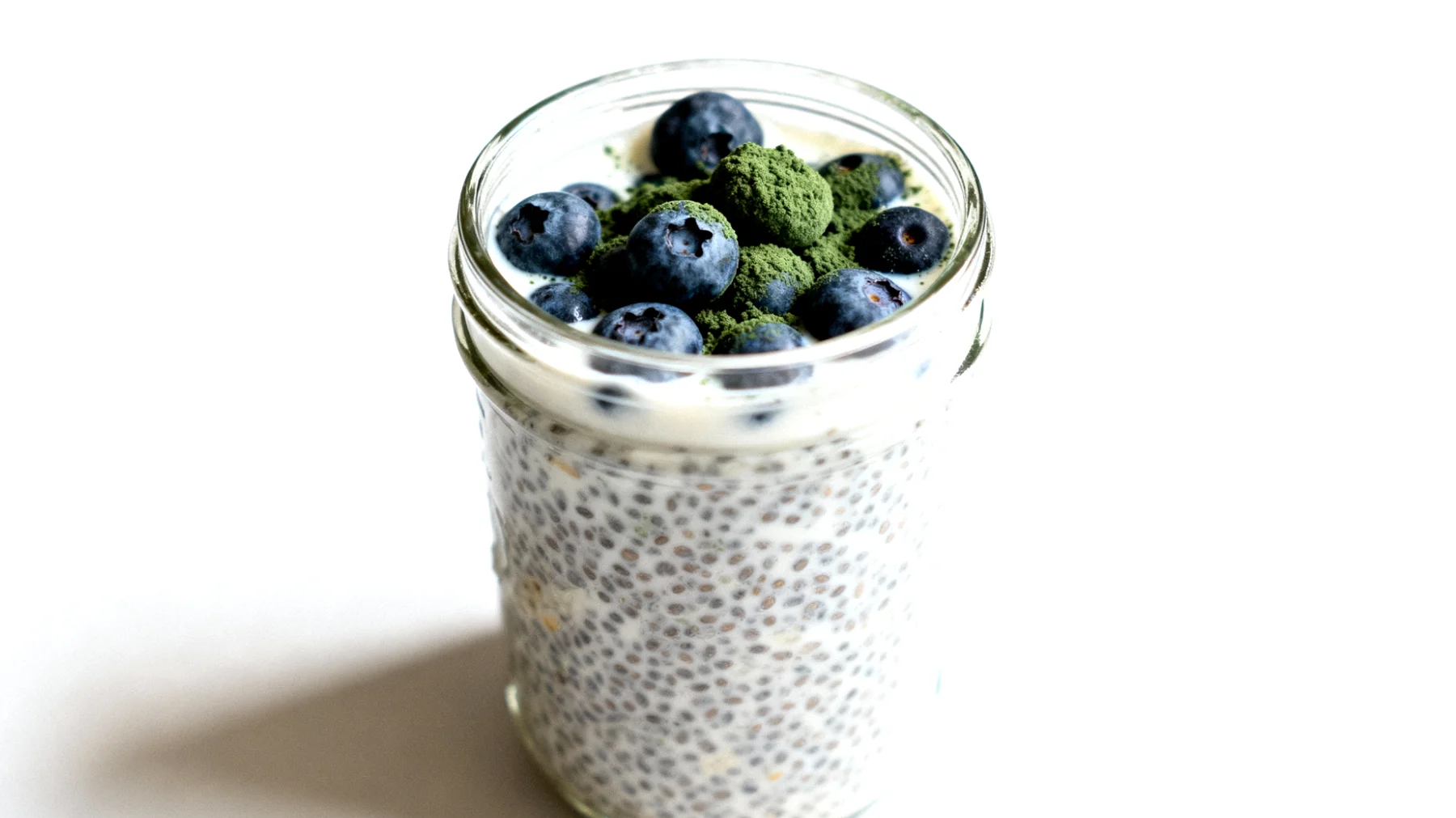 Budino di semi di chia con latte di mandorla, spirulina e mirtilli"