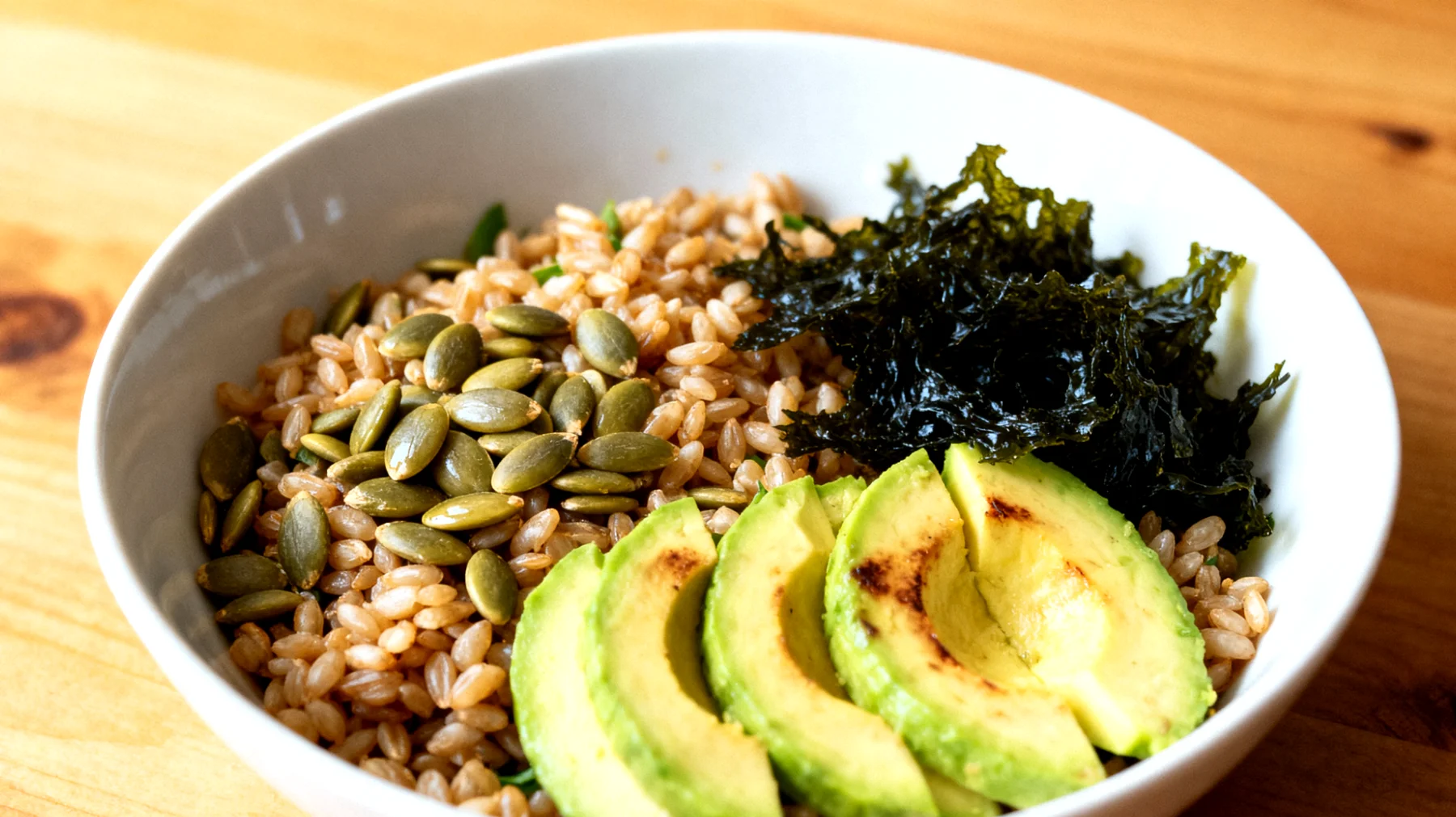 Insalata di farro con semi di zucca, avocado e alghe wakame"