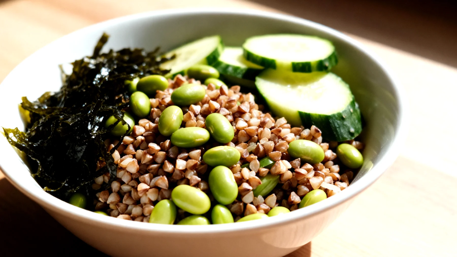 Insalata di grano saraceno con edamame, cetrioli e alghe wakame"