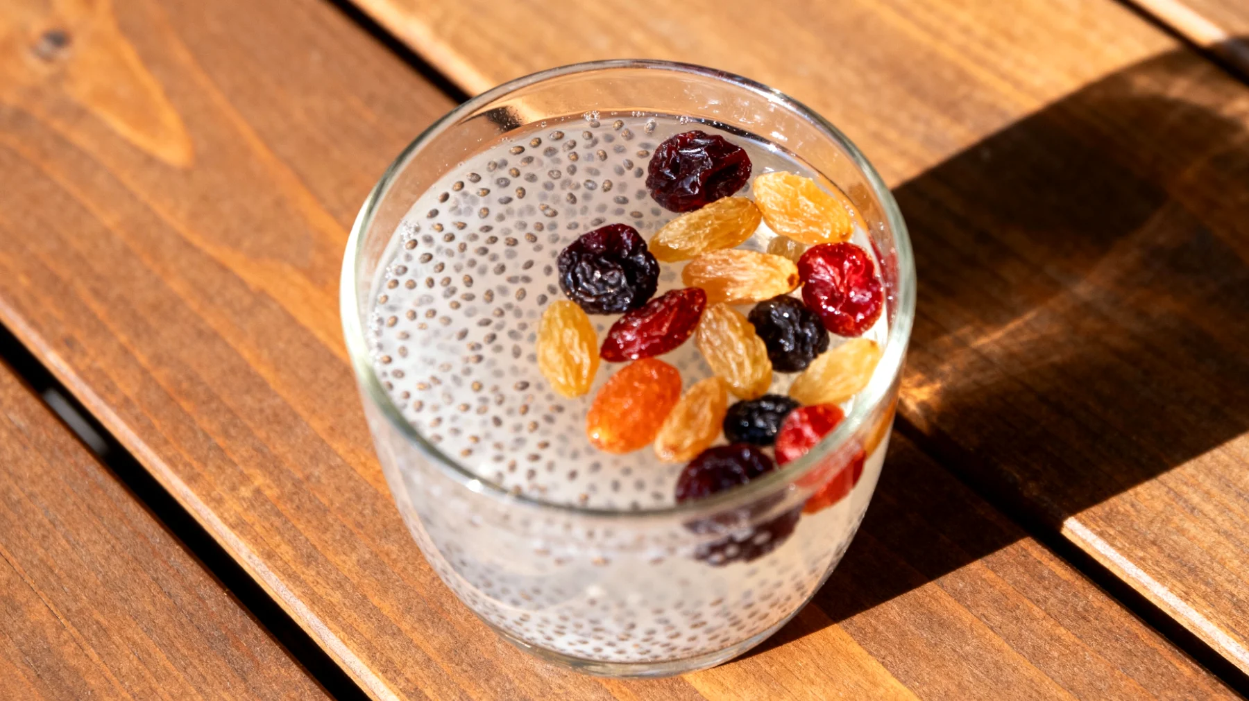 Kefir d'acqua con semi di chia e frutta secca"