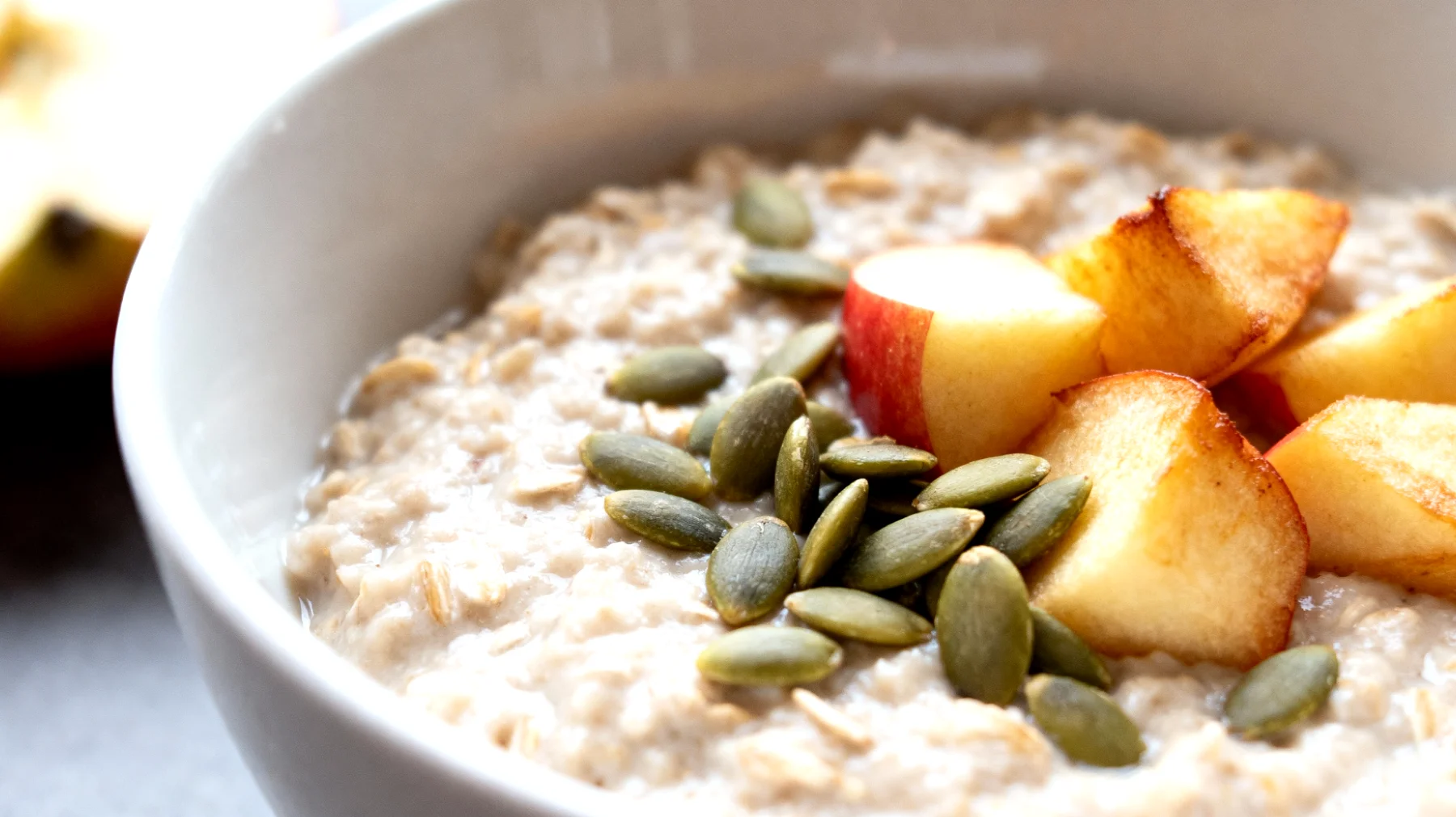 Porridge di avena con semi di zucca e mela cotta"