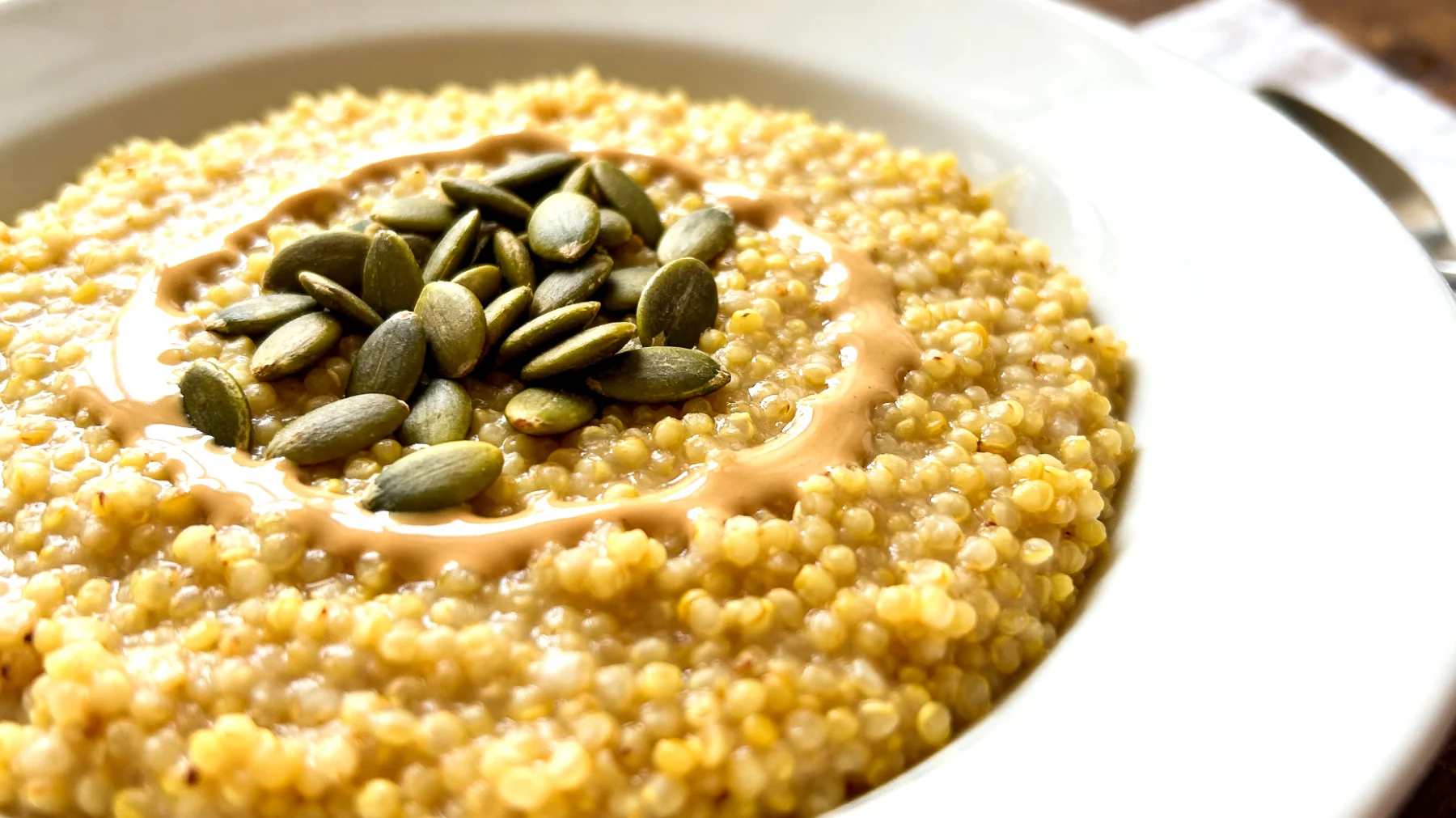 Porridge di miglio con semi di zucca e tahini"