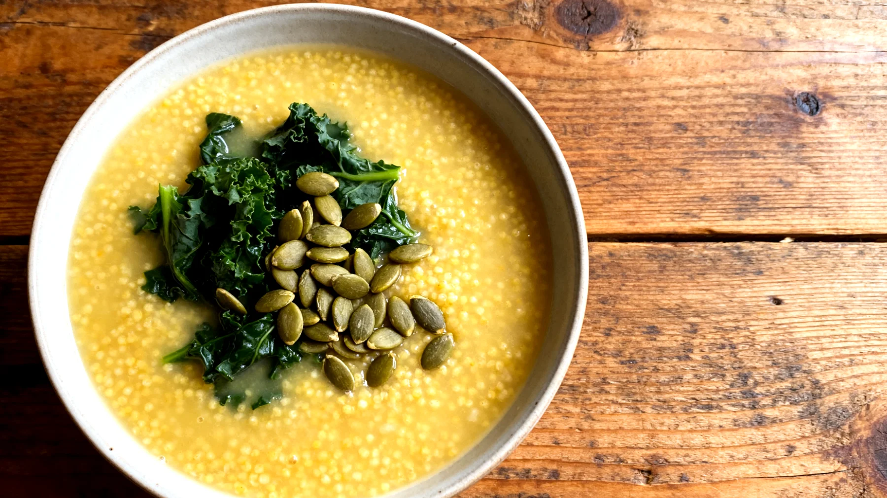 Zuppa di miglio con verdure amare e semi di zucca"