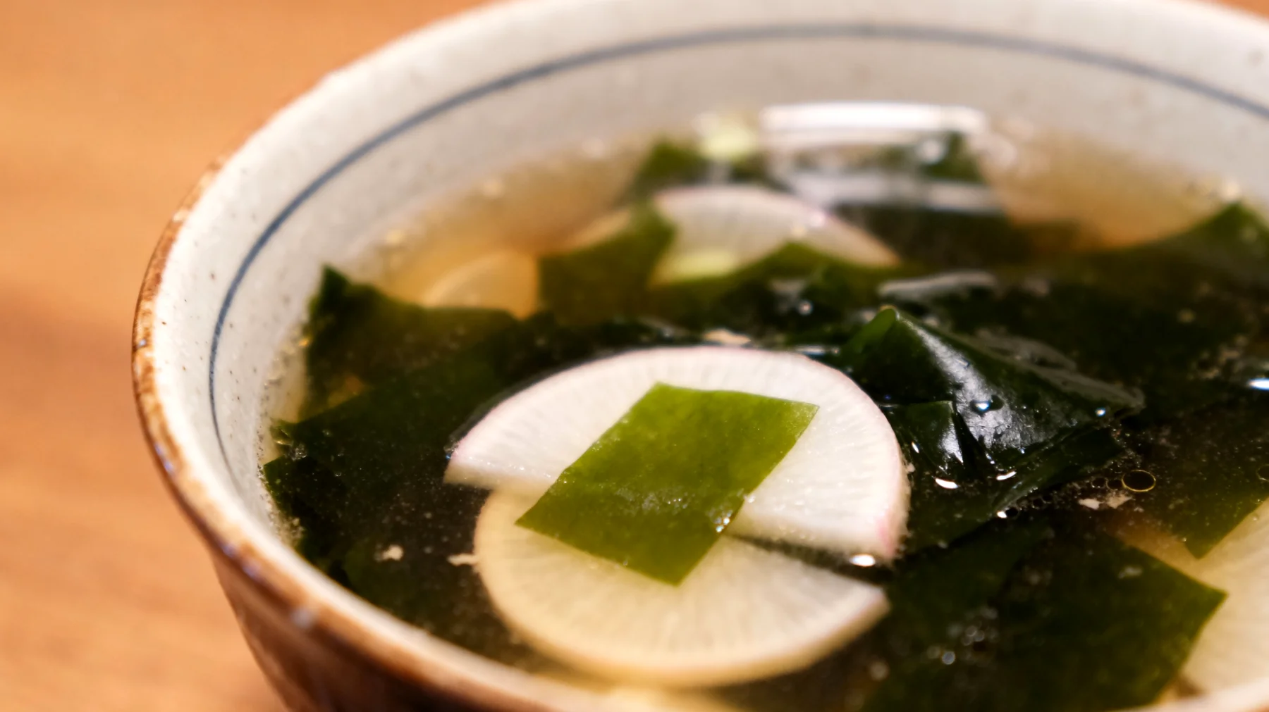 Zuppa di miso con alghe wakame e daikon"