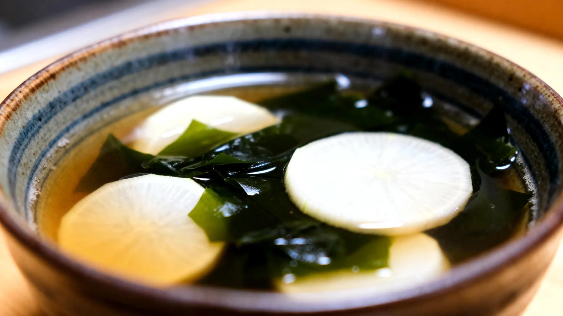 Zuppa di miso con daikon e alghe wakame"