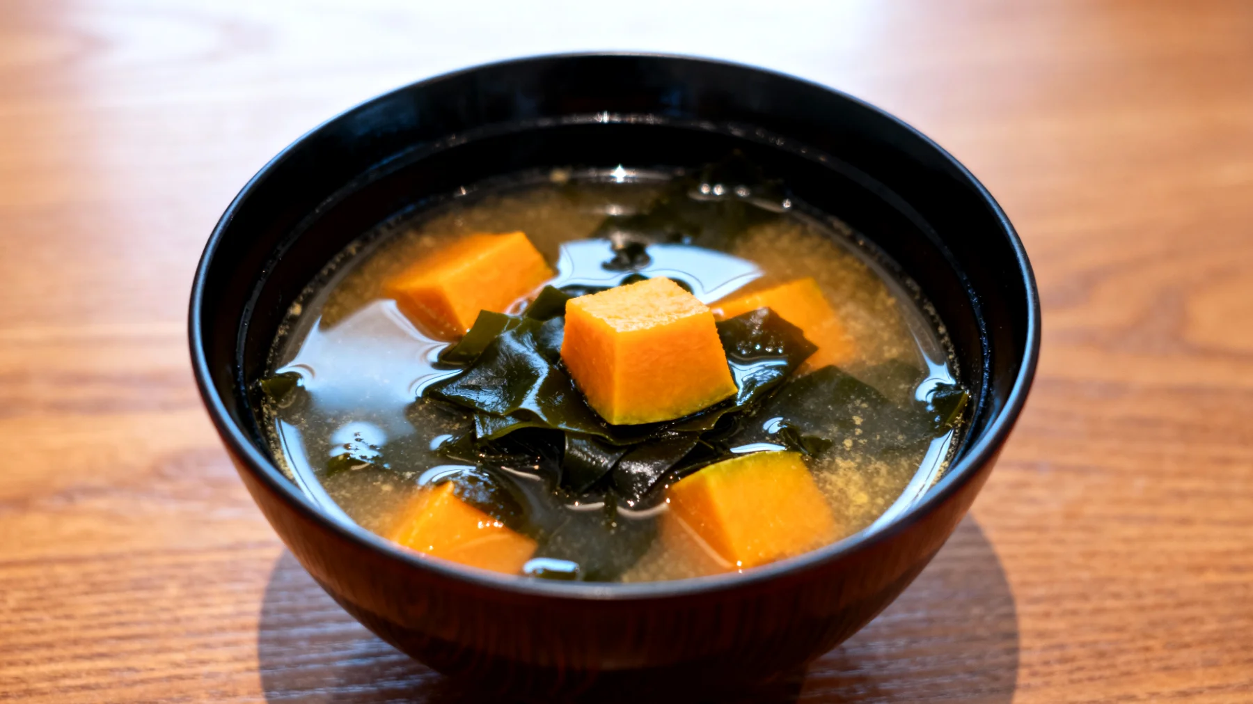 Zuppa di miso con wakame e zucca"