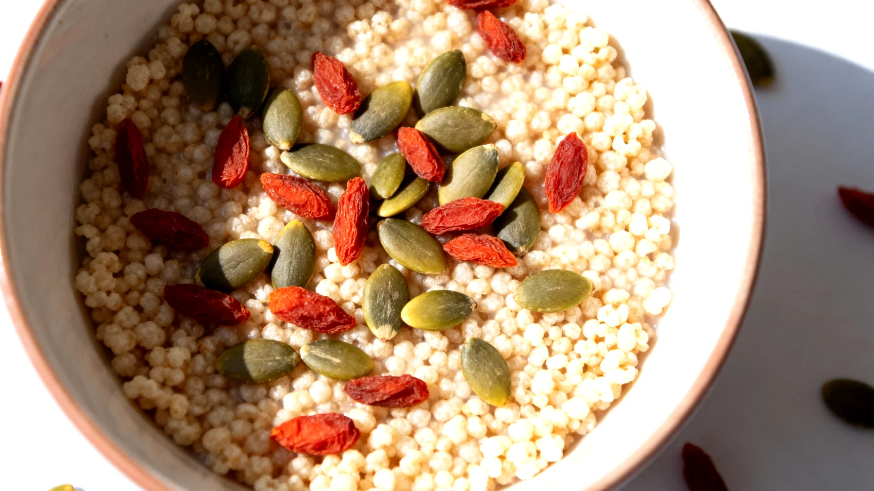 Amaranto soffiato con semi di zucca e bacche di goji"