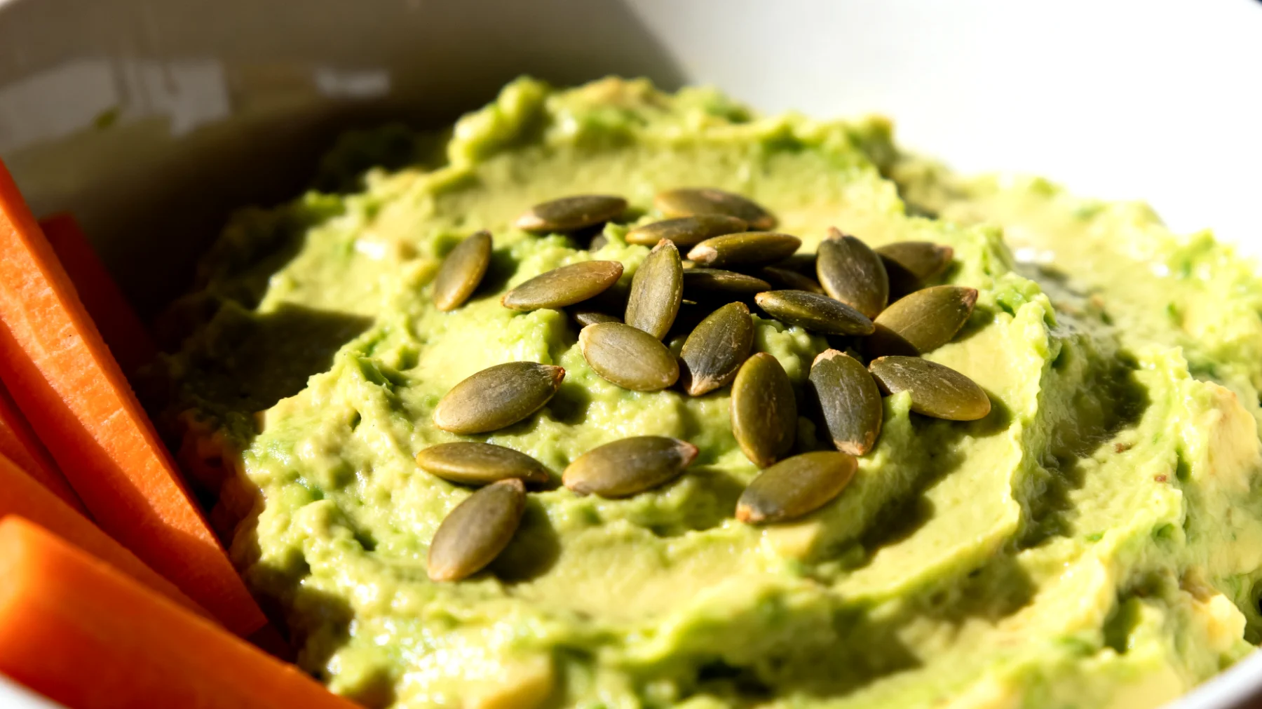 Crema di avocado con semi di zucca e carote crude"